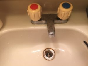 洗面台のお掃除黒ずみ黄ばみの最強落とし方汚れの原因四天王はコレ 疑問スッキリ Com 洗面台のお掃除黒ずみ黄ばみの最強落とし方汚れの原因四天王はコレ 疑問スッキリ Com