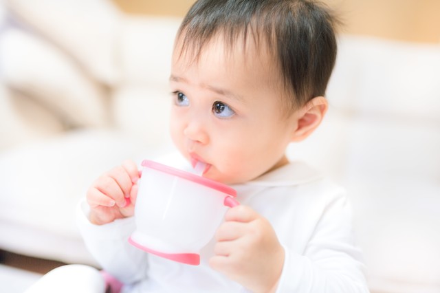 赤ちゃんの風呂上がりの水分補給は そのやり方は間違っているかも 疑問スッキリ Com 赤ちゃんの風呂上がりの水分補給は そのやり方は間違っているかも 疑問スッキリ Com
